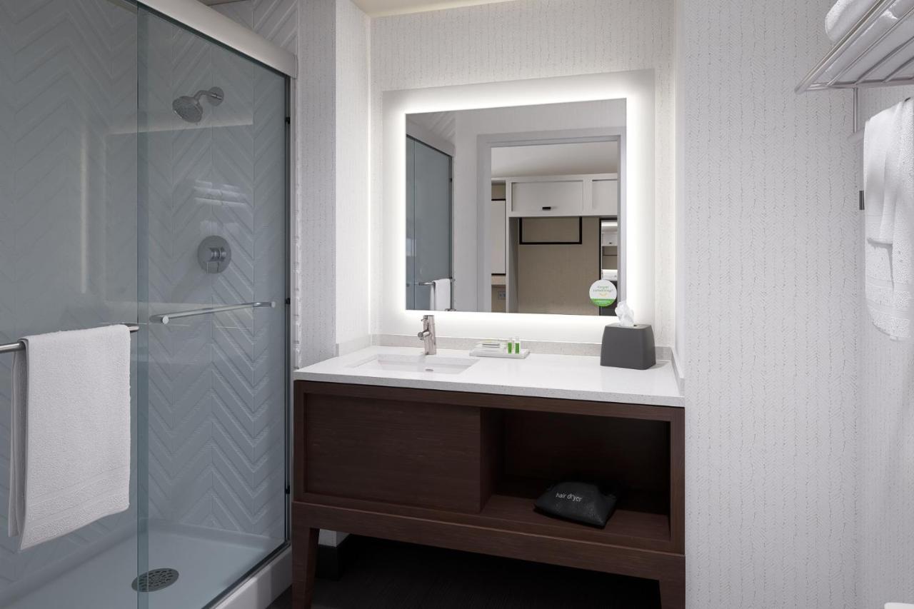 - Long Island - Islip Arpt East By Ihg